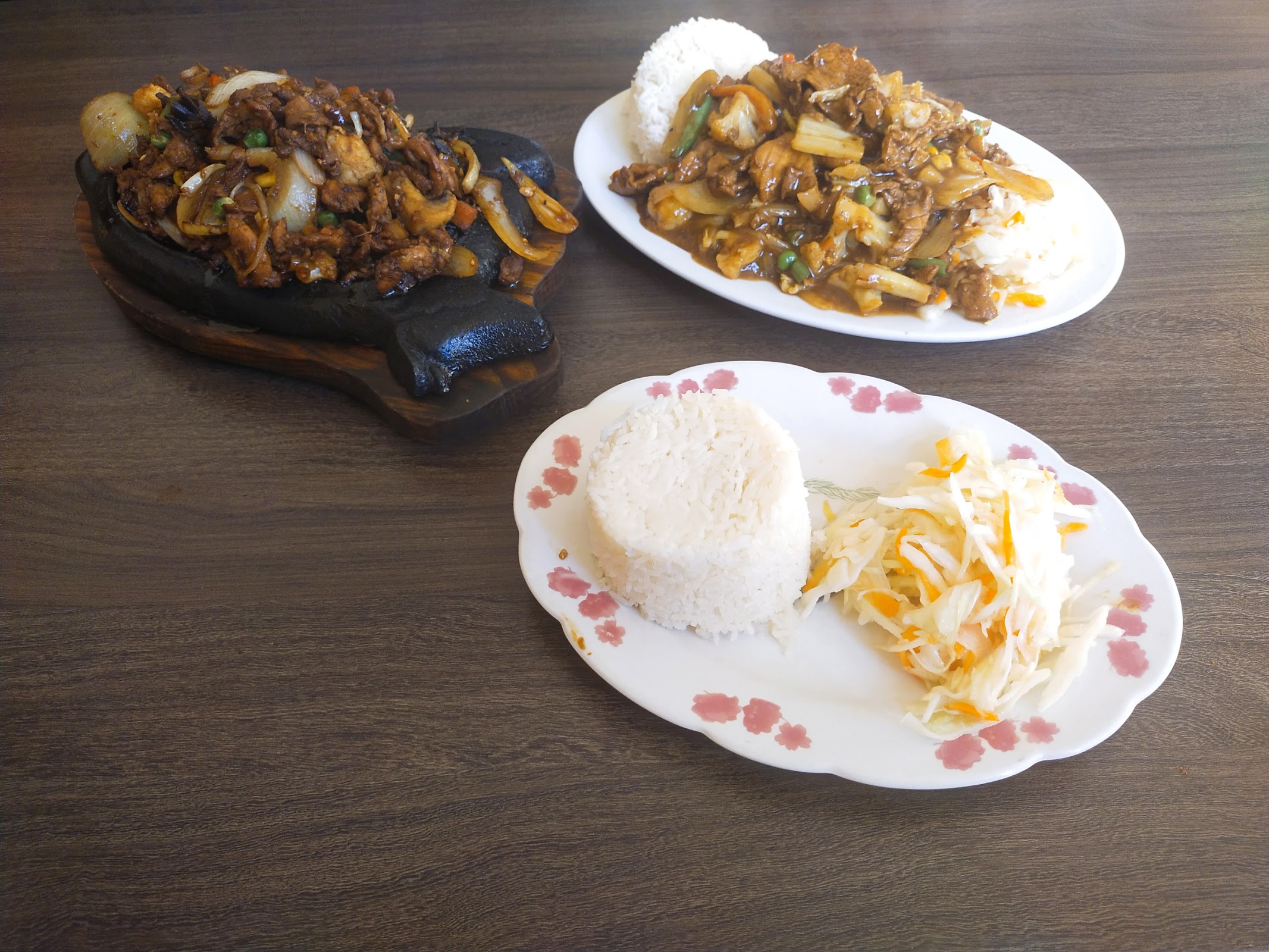 Dwa wietnamskie dania serwowane w barze SAIGON